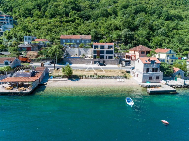 Vila sa otvorenim bazenom i zadivljujućim pogledom na zaliv