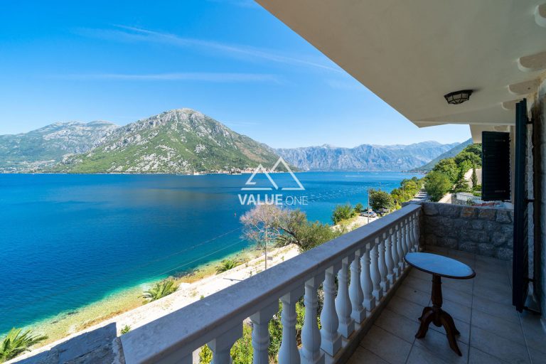 Villa in gated community on the seafront
