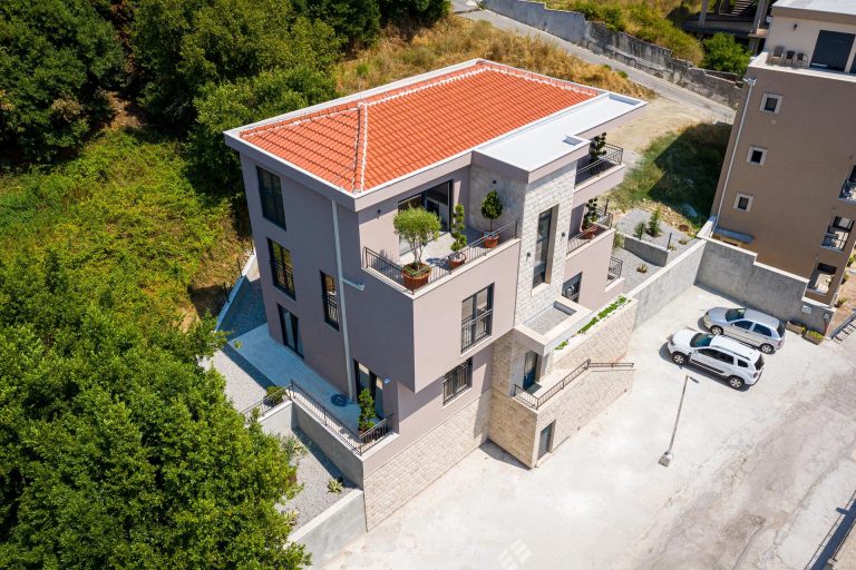Stan u modernoj zgradi u centru Tivta sa zelenim dvorištem