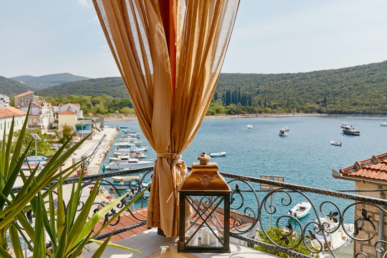 Vila blizu obale sa panoramskim pogledom na more u Bigovi