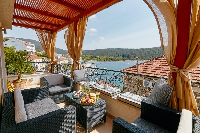 Vila blizu obale sa panoramskim pogledom na more u Bigovi