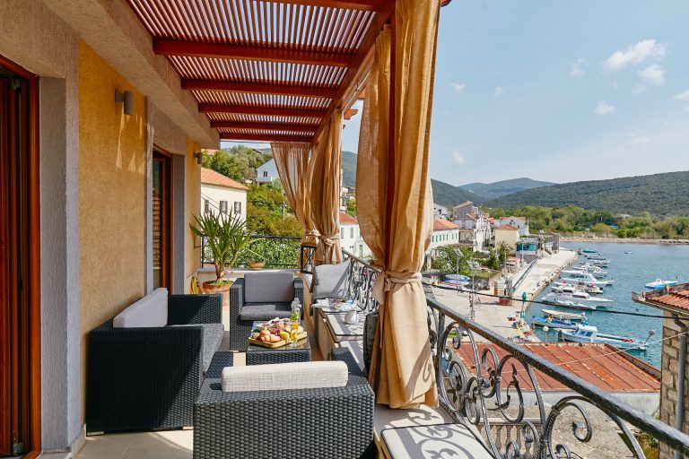 Vila blizu obale sa panoramskim pogledom na more u Bigovi