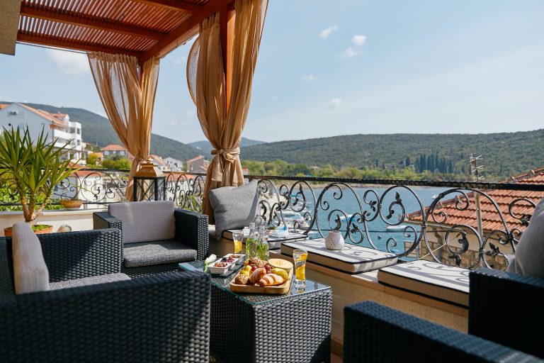 Vila blizu obale sa panoramskim pogledom na more u Bigovi