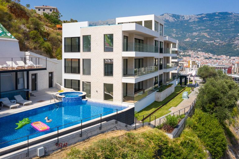 Luxurious 3-bedroom penthouse with panoramic seaview in Budva