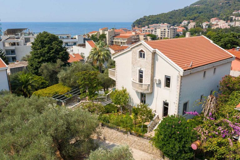 Luksuzna vila sa bazenom i vrtom u Petrovcu