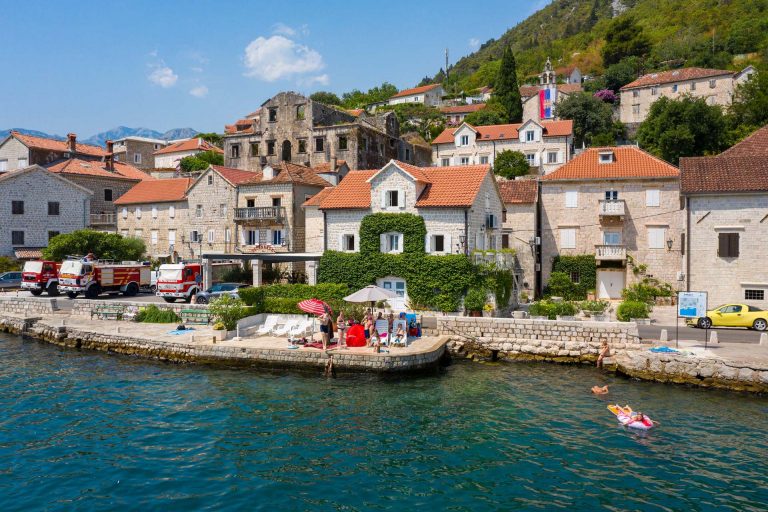 Renovirana karakteristična vila na obali u Perastu