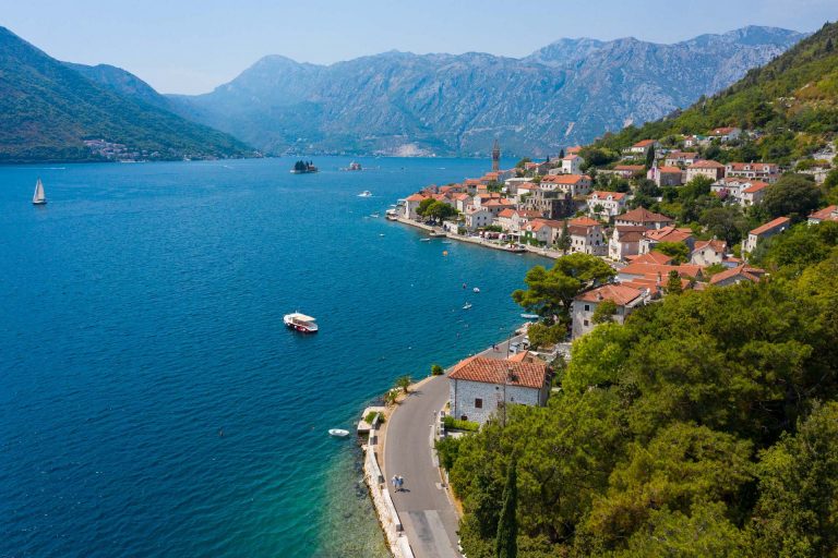 Renovirana karakteristična vila na obali u Perastu