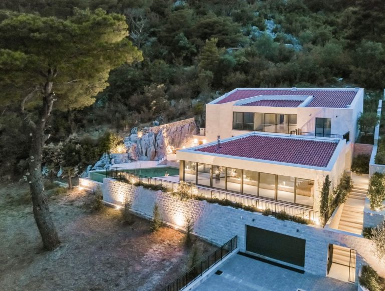 Potpuno nova vila sa velikim placem i bazenom u Bokokotorskom zalivu