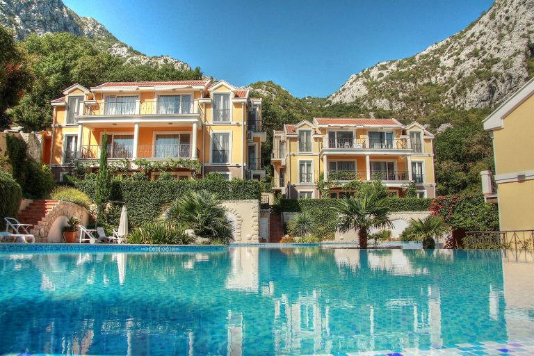 Apartment sa privatnim dvorištem u stambenom kompleksu u Bokokotorskom zalivu
