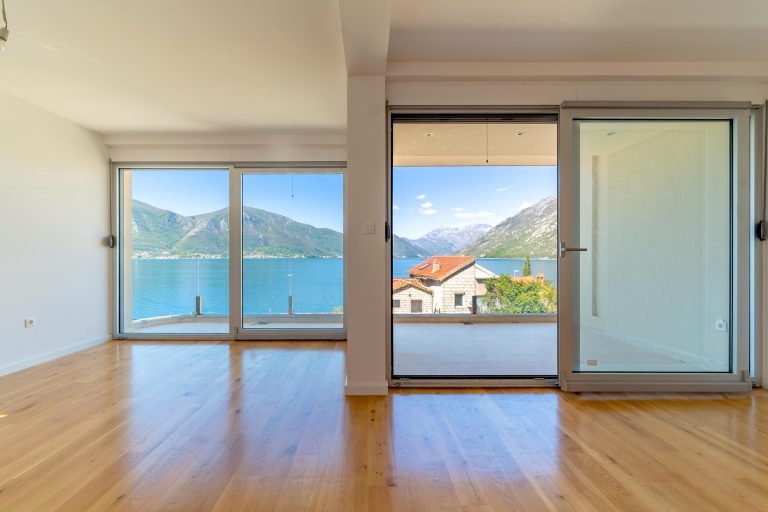 Stan u Ljuti sa panoramskim pogledom na more