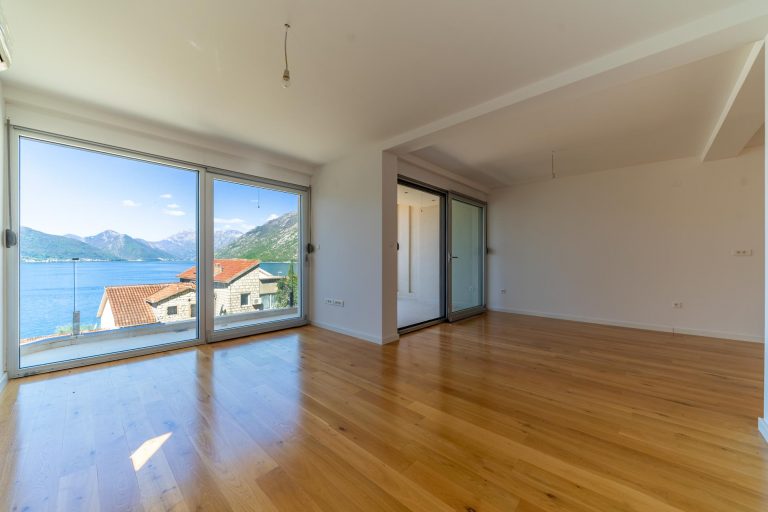 Stan u Ljuti sa panoramskim pogledom na more