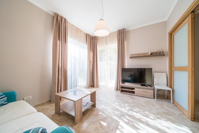 Apartment sa privatnim dvorištem u stambenom kompleksu u Bokokotorskom zalivu