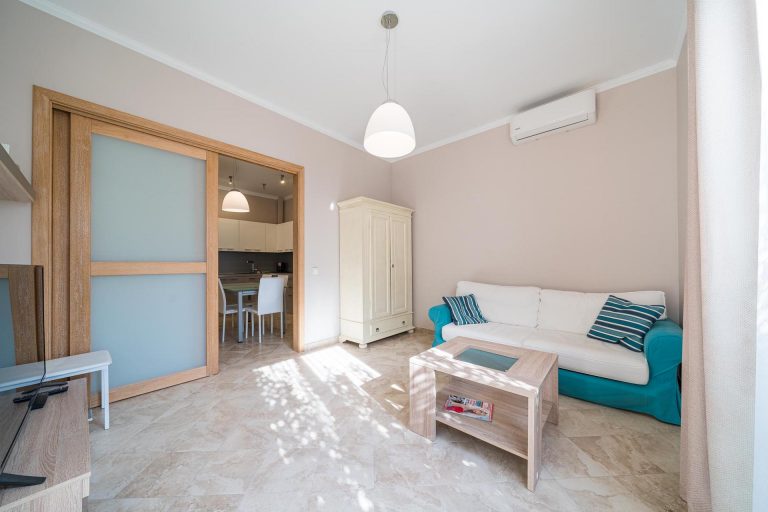 Apartment sa privatnim dvorištem u stambenom kompleksu u Bokokotorskom zalivu