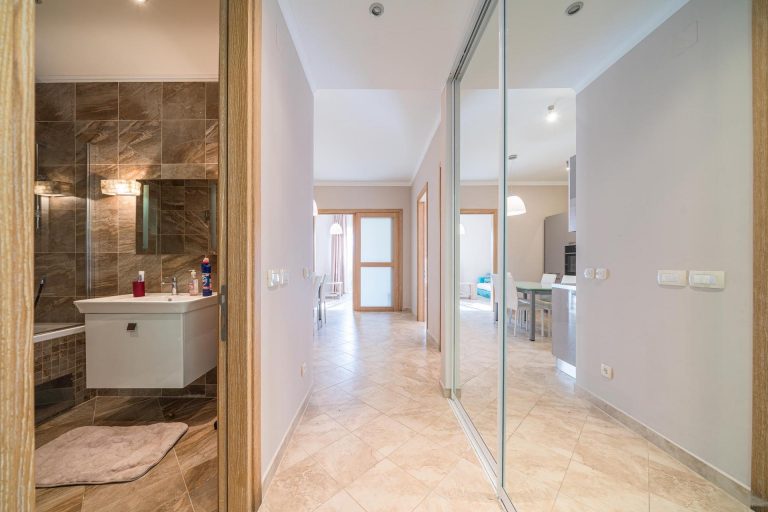 Apartment sa privatnim dvorištem u stambenom kompleksu u Bokokotorskom zalivu