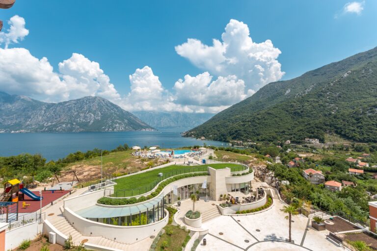 Namešten stan u klubskom stambenom kompleksu u Bokokotorskom zalivu