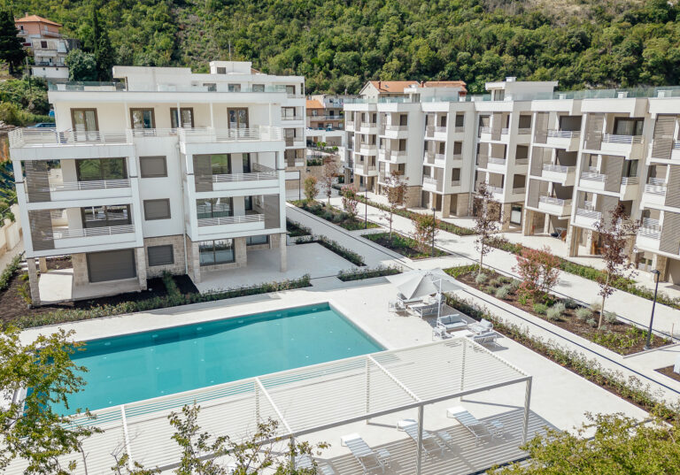 New residential complex with pool near the beach in Igalo
