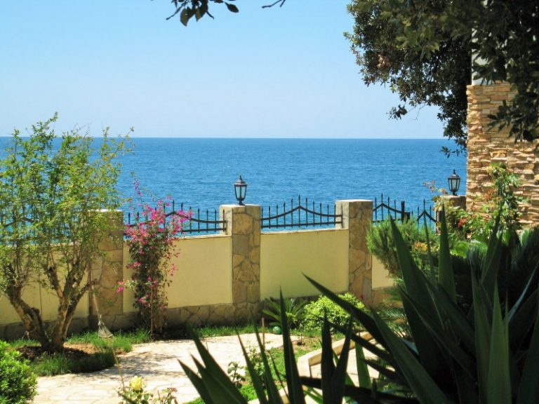 Excellent villa near the sea