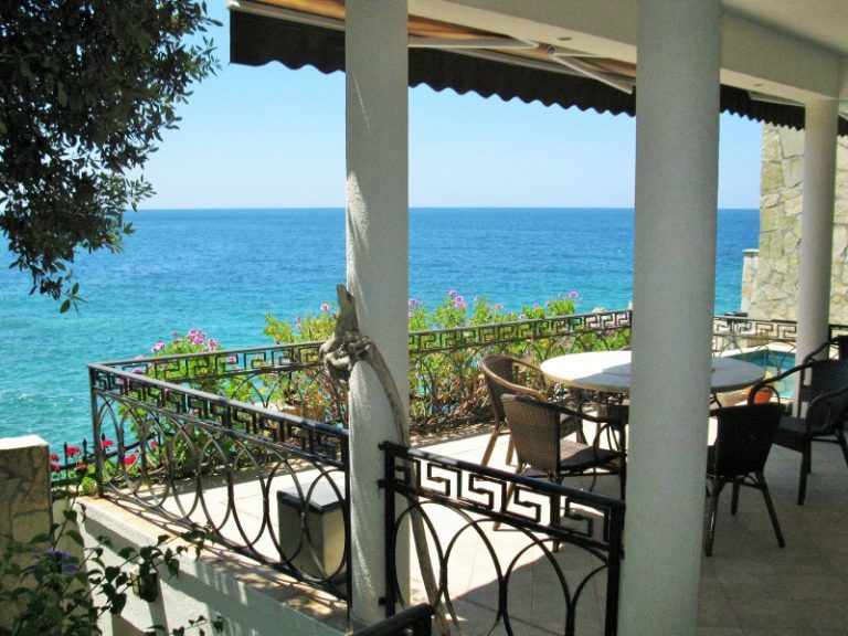 Excellent villa near the sea