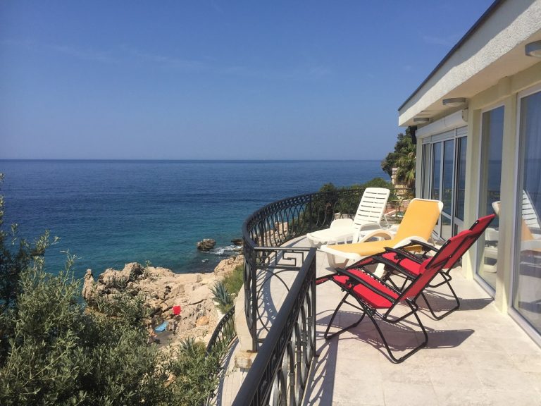Excellent villa near the sea