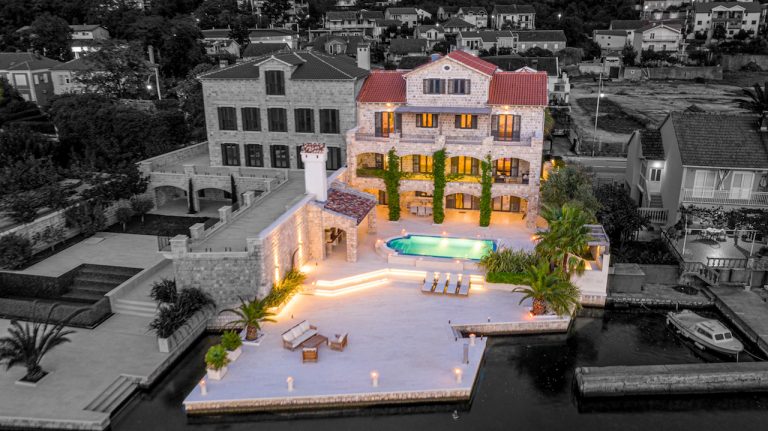 Waterfront villa with swimming pool in Risan