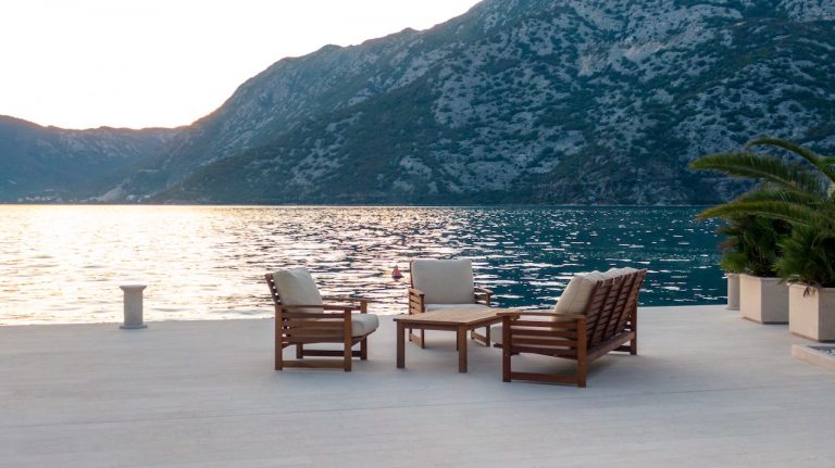 Waterfront villa with swimming pool in Risan