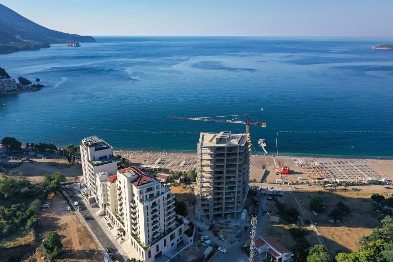 Jednosoban stan u condo-hotelu na obali mora u Bečićima
