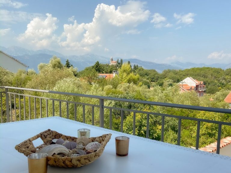Privatno: Dve kuće na jednoj parceli sa zajedničkim bazenom na poluostrvu Luštica
