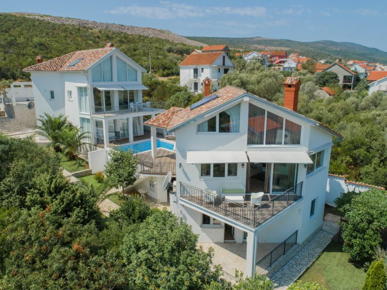 Privatno: Dve kuće na jednoj parceli sa zajedničkim bazenom na poluostrvu Luštica