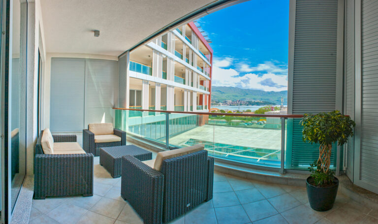 Apartman sa pogledom na more pored šetališta u centru Budve