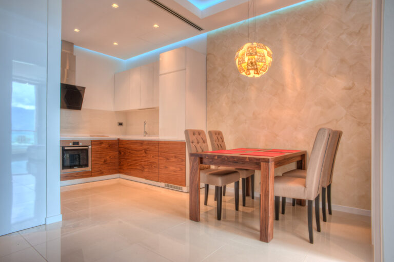 Apartman sa pogledom na more pored šetališta u centru Budve