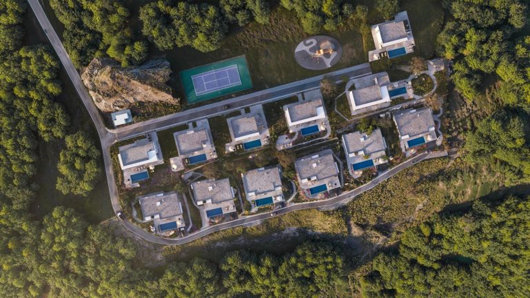 Комплекс современных вилл с бассейном и падельным кортом
