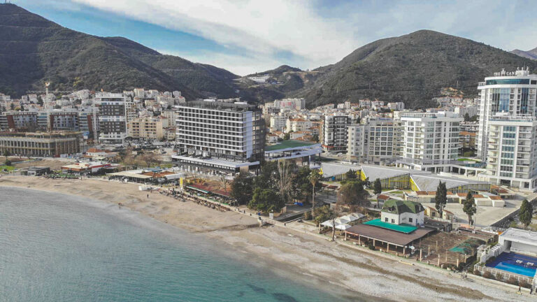 Three bedrooms apartment in a 5 * hotel on the 1st line in Budva