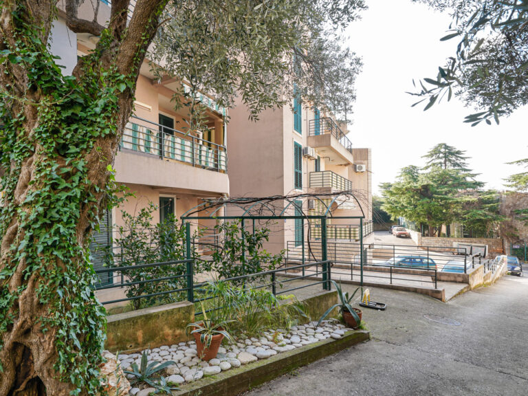 Furnished 2-bedroom apartment in Petrovac