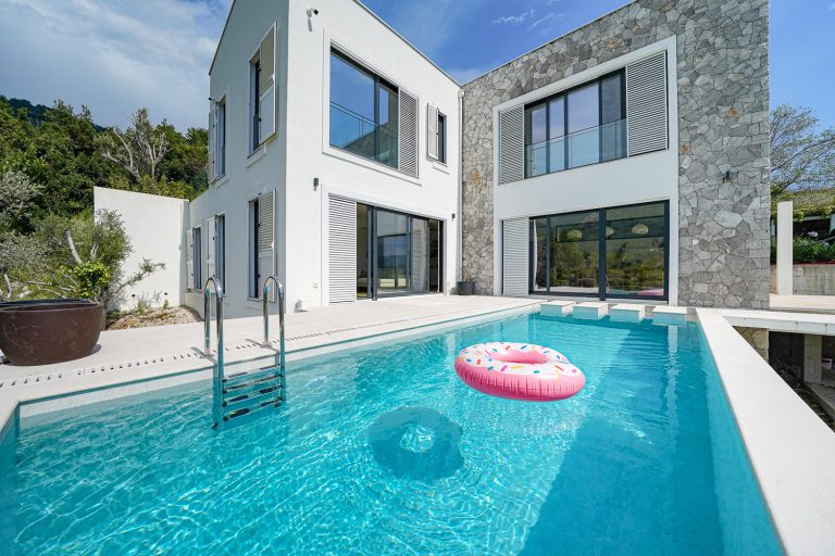 3-bedroom villa with pool and sea view near Tivat