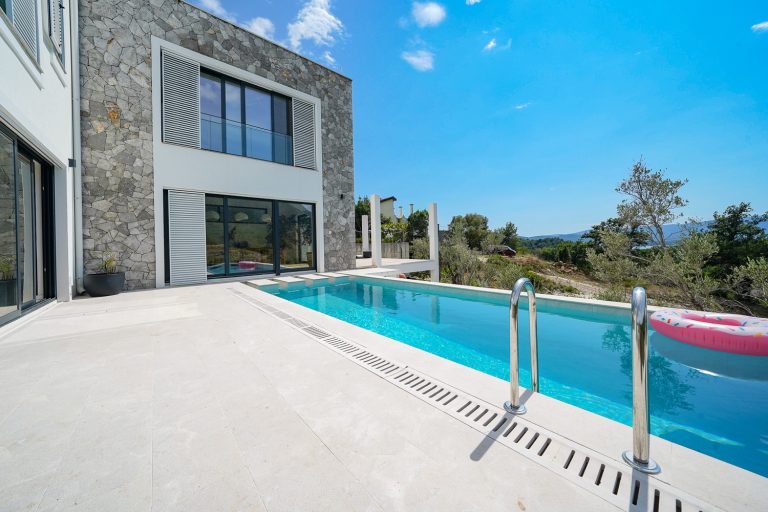 3-bedroom villa with pool and sea view near Tivat