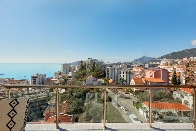 Namješteni trosobni apartman u Bečićima