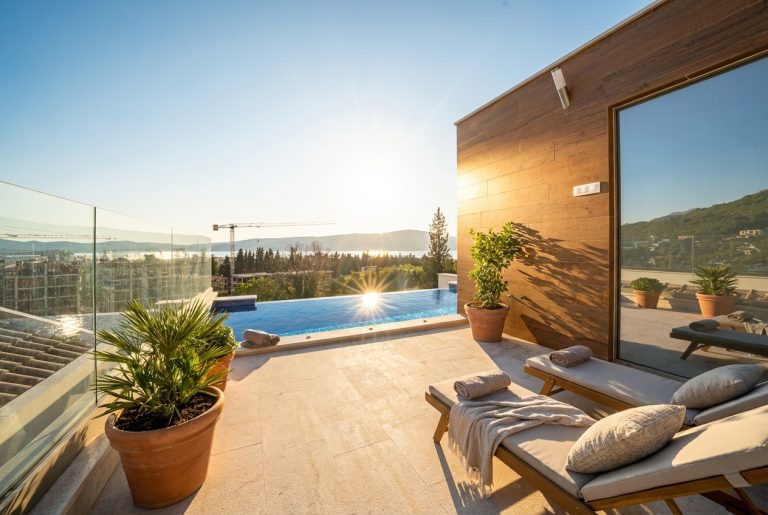 Ready-to-move-in townhouse with a swimming pool and a garage in Tivat