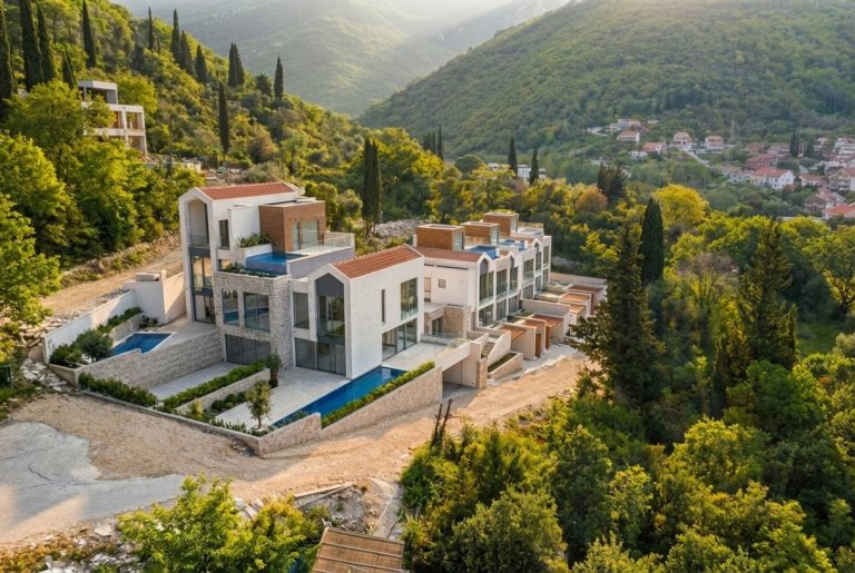 Ready-to-move-in townhouse with a swimming pool and a garage in Tivat