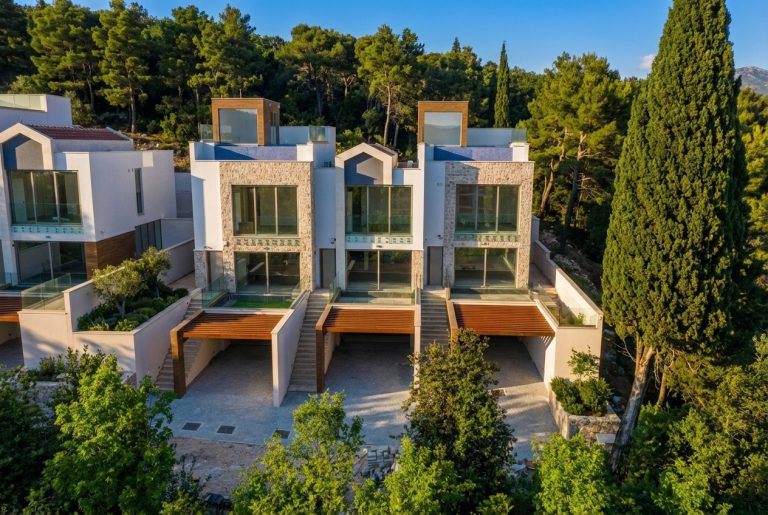 Ready-to-move-in townhouse with a swimming pool and a garage in Tivat