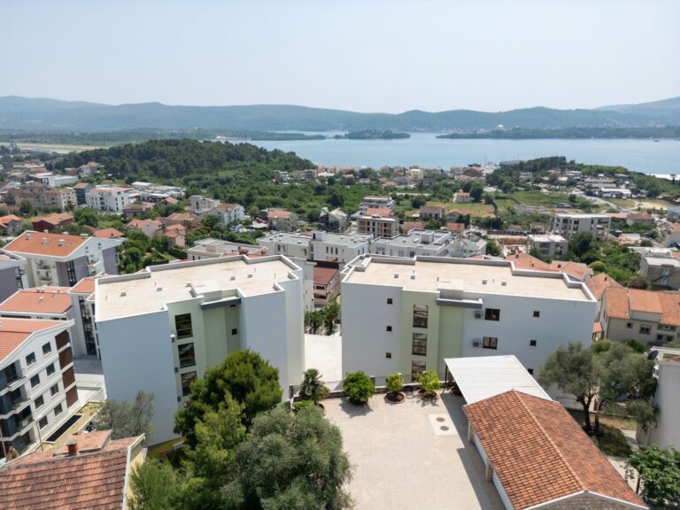 Stan sa 1 spavaćom sobom u novoj zgradi sa bazenom u Tivtu