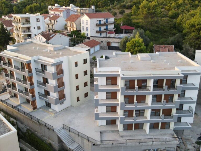 Stan sa 1 spavaćom sobom u novoj zgradi sa bazenom u Tivtu