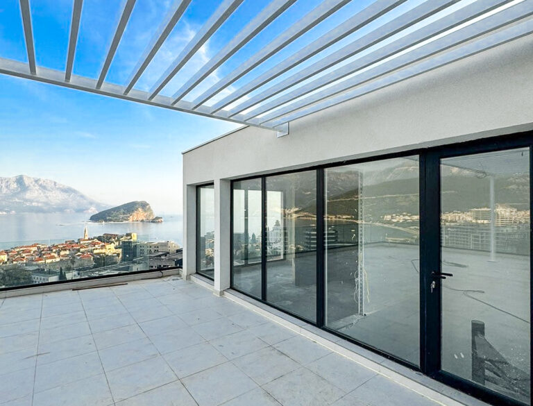 Luxurious 3-bedroom penthouse with panoramic seaview in Budva