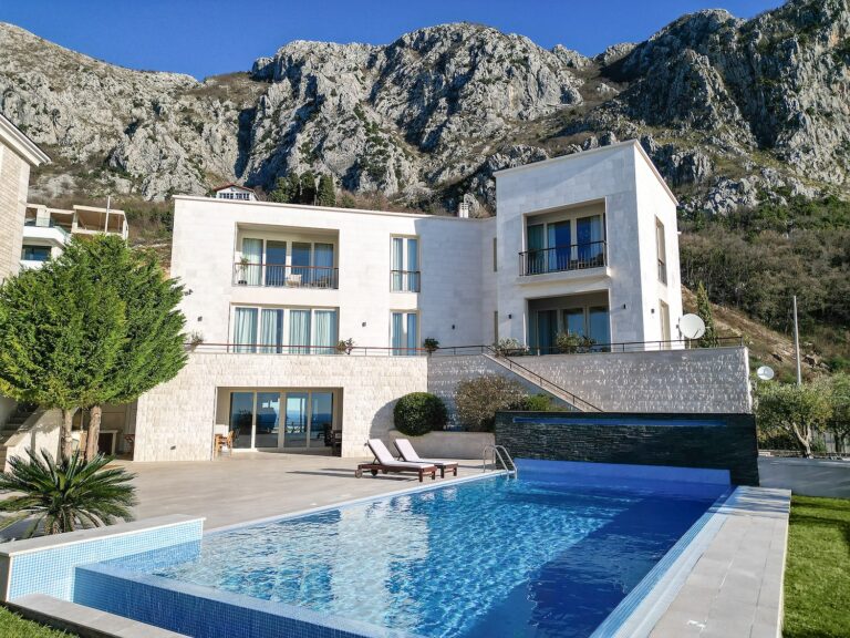 Luxury Villa with Pool and Panoramic Views of the Sea and St. Stefan Island
