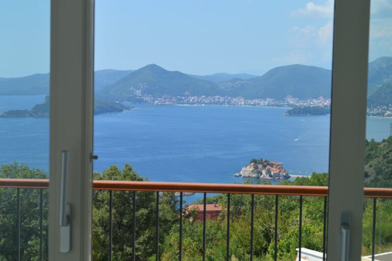 Luxury Villa with Pool and Panoramic Views of the Sea and St. Stefan Island