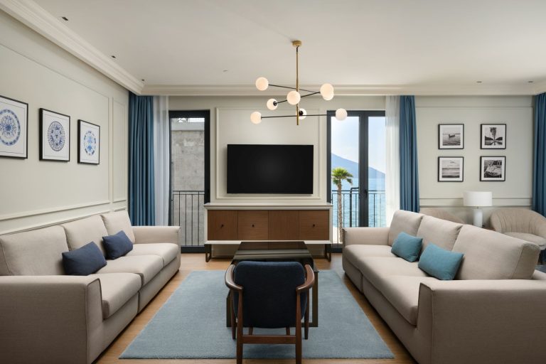 Two-bedroom apartment with sea view in an exclusive first-line project in Risan