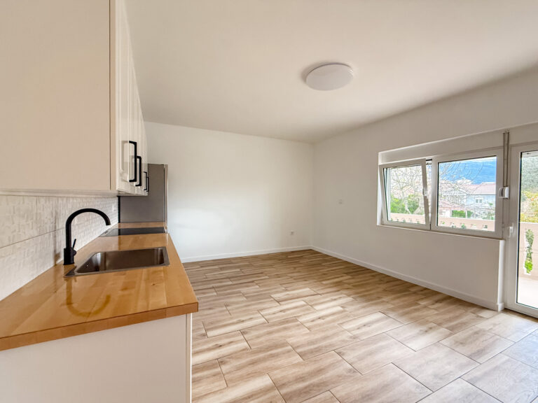 House with garden in Tivat – Dumidran area