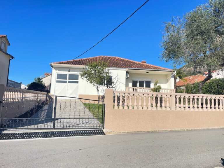 House with garden in Tivat – Dumidran area