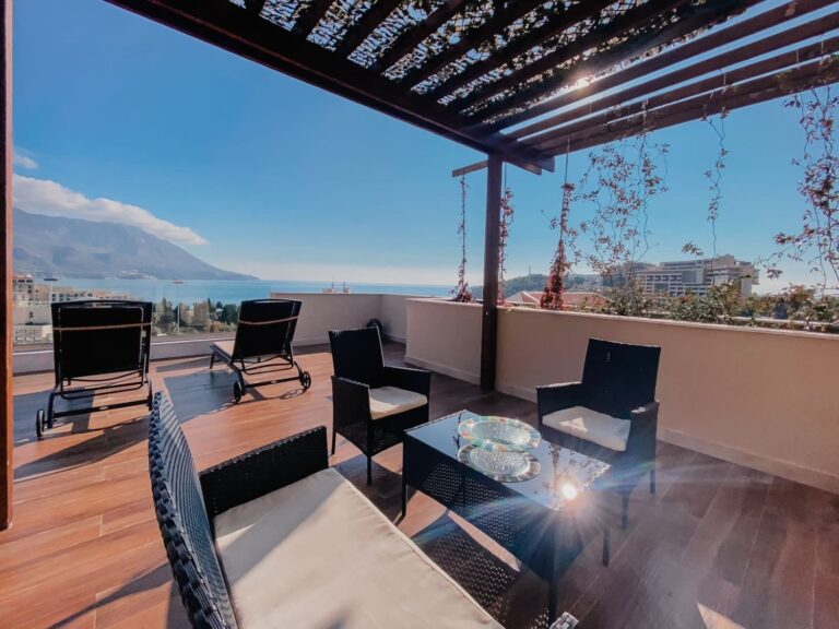2-Bedroom Apartment with Panoramic Terrace in Bečići