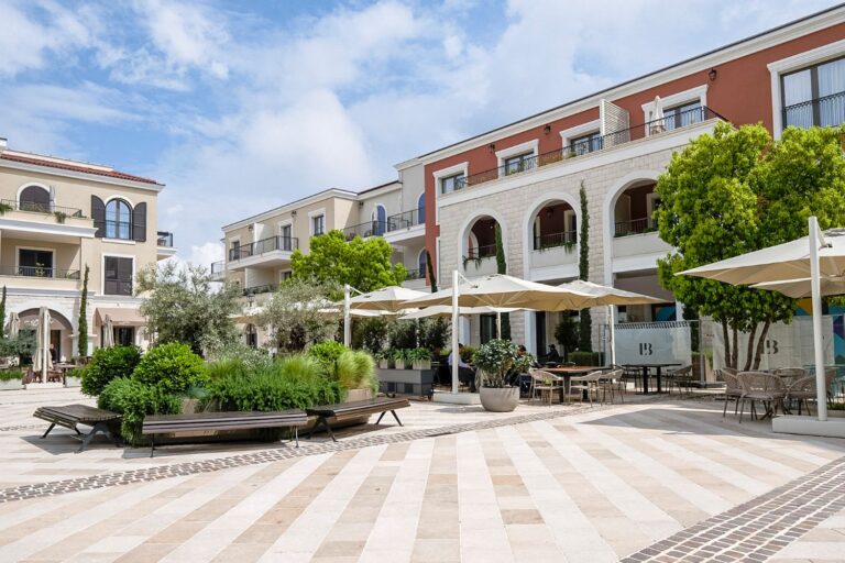 Luxurious 1-Bedroom Apartment with Terrace in the Prestigious Centrale District in Luštica Bay