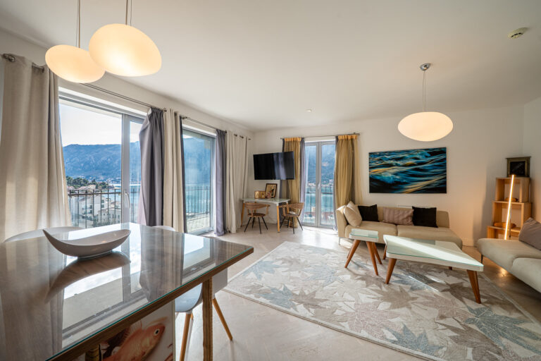 Furnished 3-bedroom apartment in Dobrota